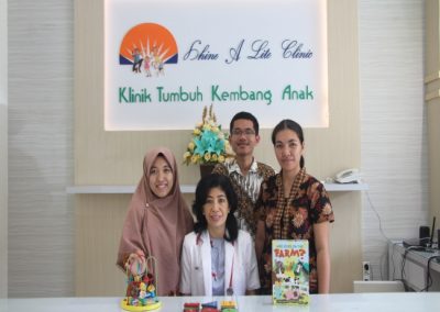 Team di Klinik bersama dokter anak