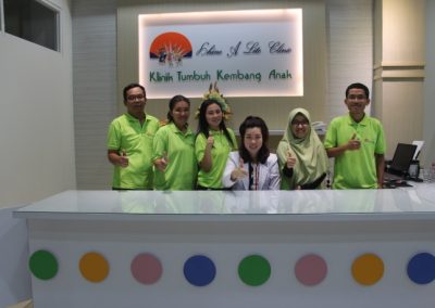 Team di Klinik bersama dokter spesialis saraf